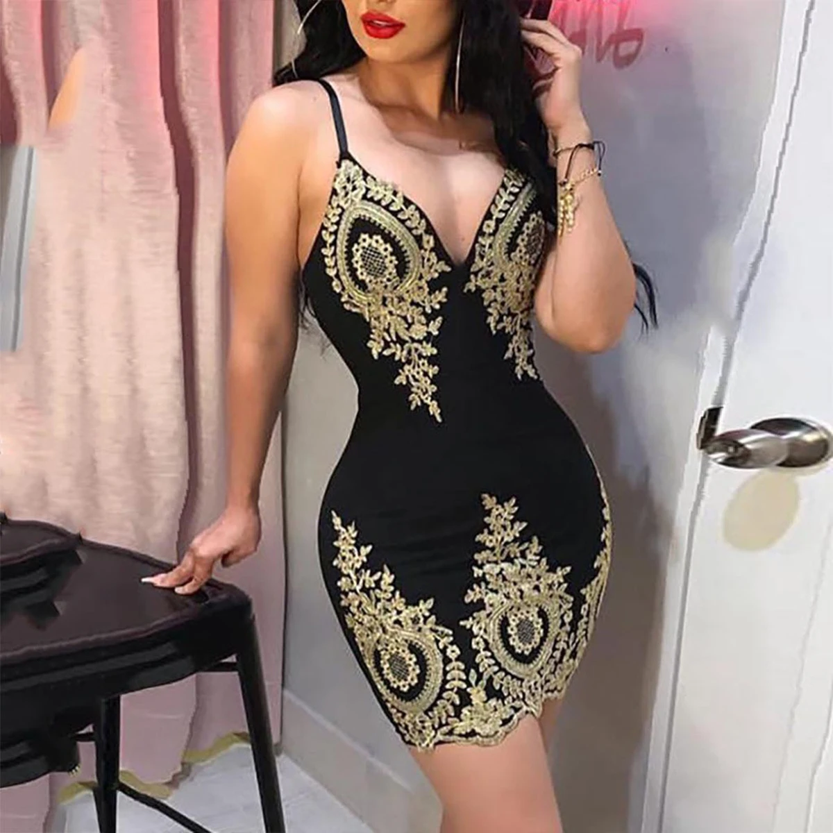 Robe de soirée d'été sexy, mini robe sans manches, coupe cintrée, col bas et dos licou