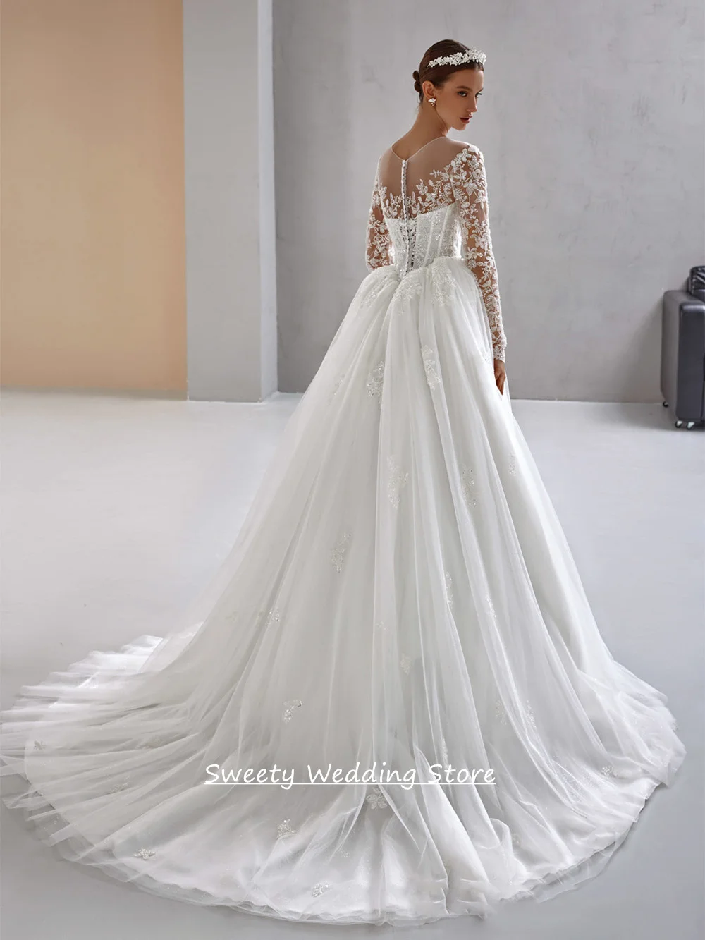 Robe de mariée vintage personnalisée à col rond, manches longues, ornée de perles et de sequins, avec traîne et effet illusion