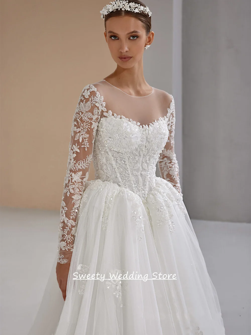 Robe de mariée vintage personnalisée à col rond, manches longues, ornée de perles et de sequins, avec traîne et effet illusion